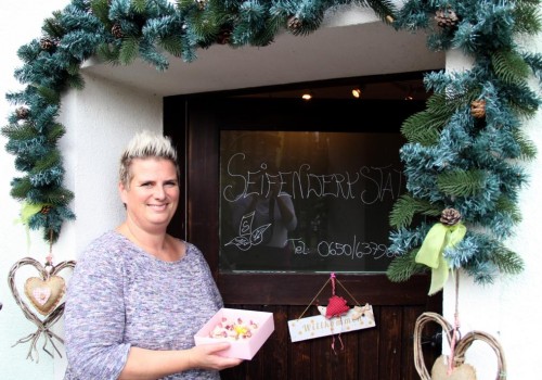 In ihrer Seifenwerkstatt im kleinen Kräuterdorf Irschen genießt Alexandra Regenfelder, dass sie ihrer Kreativität und Liebe zur Natur freien Lauf lassen kann. Nur Zutaten in Lebensmittelqualität, natürliche Farb- und Duftstoffe sowie handverlesene Kräuter und Blüten finden sich in ihren hautpflegenden Badeschokoladen, Badepralinen, duftenden Seifen, Balsamen und kleinen Überraschungen.