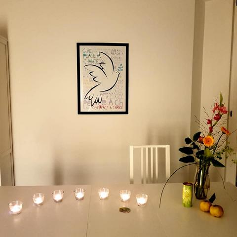 Anne Kathrin Frihs lädt Alleingeborene Zwillinge und Menschen mit belastendem Emotionalen Erbe zu Themenabenden ein, bei denen sie Einblicke in ihre Arbeit gibt und erklärt, welche Schritte Betroffene gehen können, damit der Weg zu Leichtigkeit und Lebensfreude gelingt.