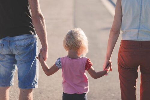 Viele alleingeborene Zwillinge erleben in ihrer Familie Zurückweisungen, wenn sie sich mit dem Thema an ihre Eltern und Geschwister wenden.